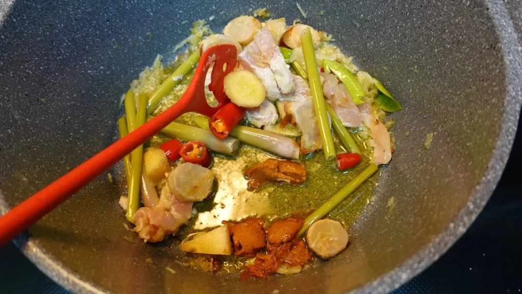 ملعقة حمراء