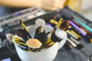 منتجات التجميل في حقيبة السفر