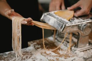 12 أدوات الطبخ والخبز الأساسية لمطبخ منظم وناجح