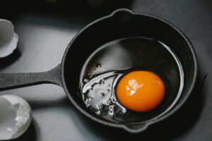 12 أدوات الطبخ والخبز الأساسية لمطبخ منظم وناجح