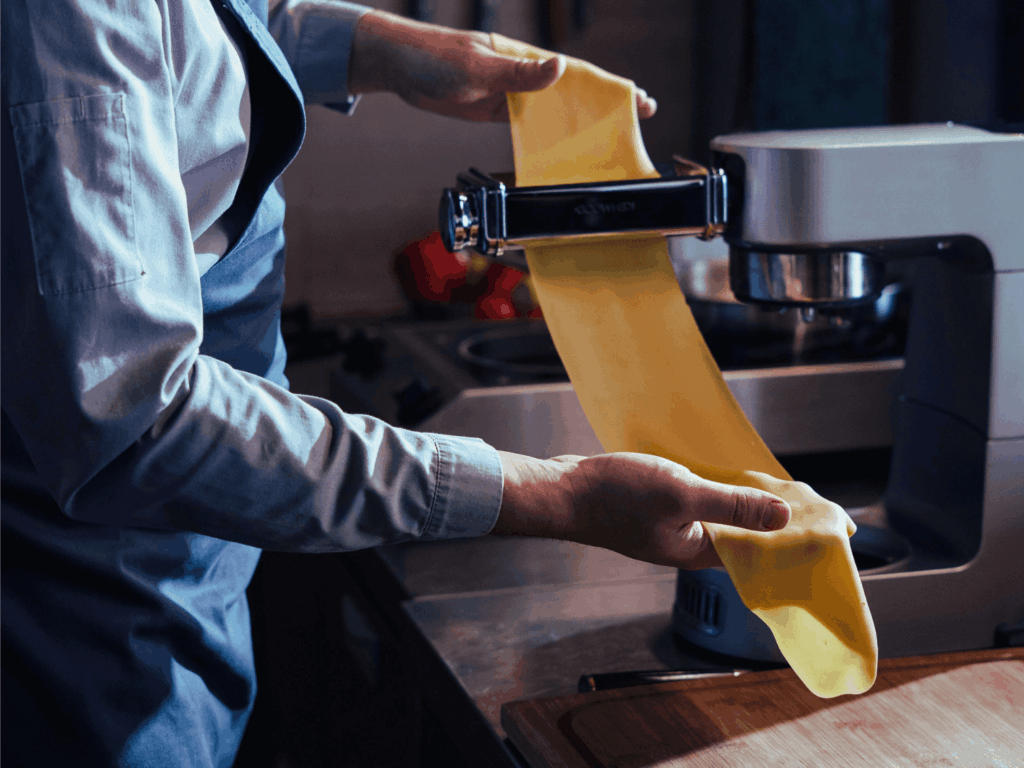 طريقة عمل عجينة الباستا الطازجة خطوة بخطوة باستخدام العجّانة الكهربائية